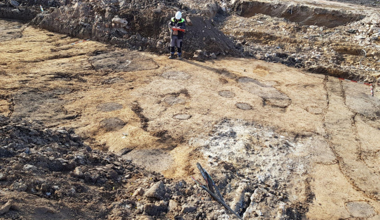 Nový pavilon jičínské nemocnice bude stát na historickém pohřebišti. Archeologové našli vzácné artefakty
