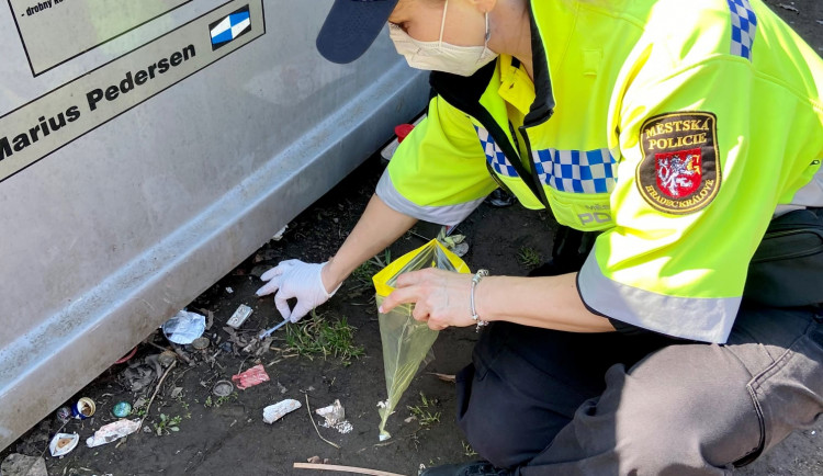 Narkomani v Hradci Králové loni vyhodili na ulici stovky injekčních stříkaček