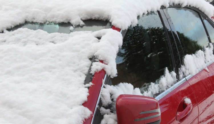 Meteorologové rozšiřují výstrahu. K silnému větru se může v hradeckém kraji přidat i sníh