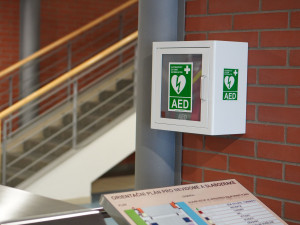 AED - tři písmena, která zachraňují životy. Automatický externí defibrilátor má nově i Univerzita v Hradci Králové