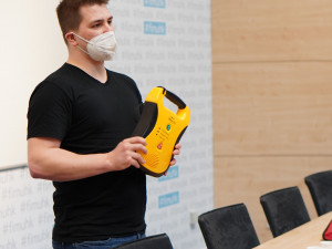 AED - tři písmena, která zachraňují životy. Automatický externí defibrilátor má nově i Univerzita v Hradci Králové