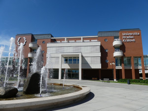 AED - tři písmena, která zachraňují životy. Automatický externí defibrilátor má nově i Univerzita v Hradci Králové