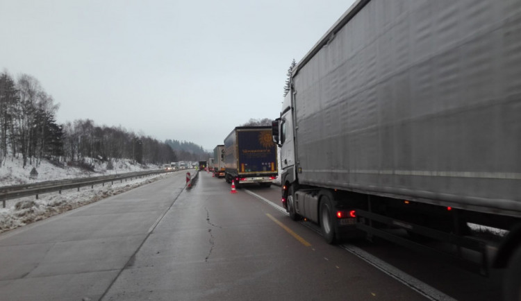 Dálnici D11 zablokoval včera večer u Chlumce nad Cidlinou kamion. Na kluzké vozovce dostal smyk