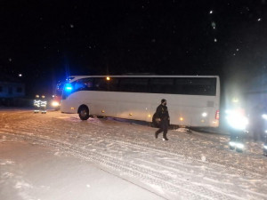 Kvůli sněhu měli hasiči plné ruce práce. Počasí komplikovalo především dopravu
