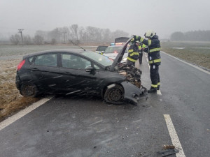 Kvůli sněhu měli hasiči plné ruce práce. Počasí komplikovalo především dopravu