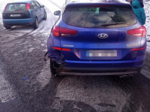 Kvůli sněhu měli hasiči plné ruce práce. Počasí komplikovalo především dopravu