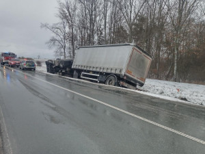 Kvůli sněhu měli hasiči plné ruce práce. Počasí komplikovalo především dopravu