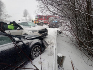 Kvůli sněhu měli hasiči plné ruce práce. Počasí komplikovalo především dopravu
