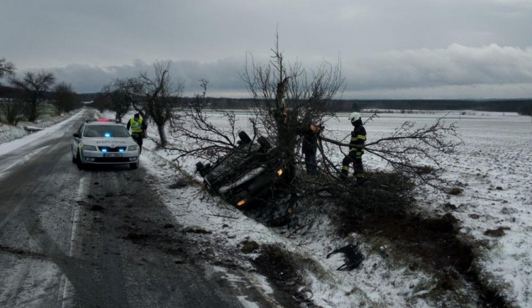 Kvůli sněhu měli hasiči plné ruce práce. Počasí komplikovalo především dopravu