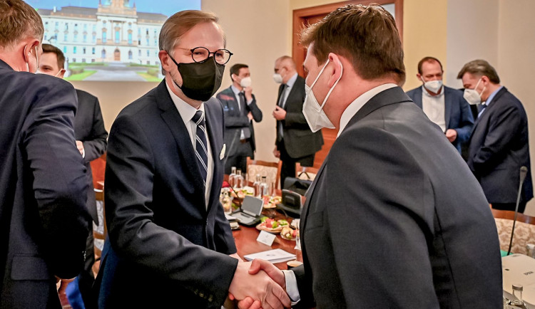 Vláda poprvé jednala s hejtmany. Předmětem diskuse bylo především zdravotnictví a doprava