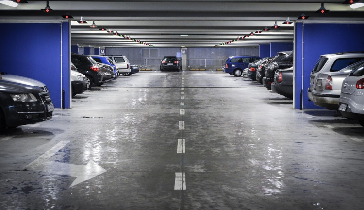 Parkovací dům v areálu náchodské nemocnice začíná dostávat konkrétní obrysy. Hotový bude na konci května