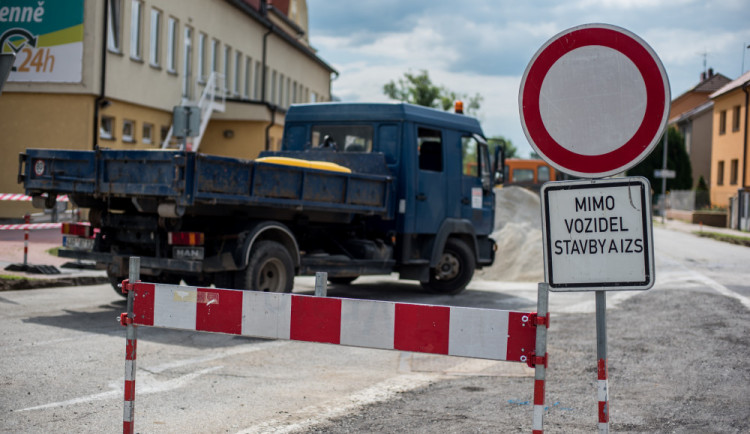 Havárie parovodu uzavřela výjezd z náměstí v Náchodě. Objížďkou se bude jezdit do února