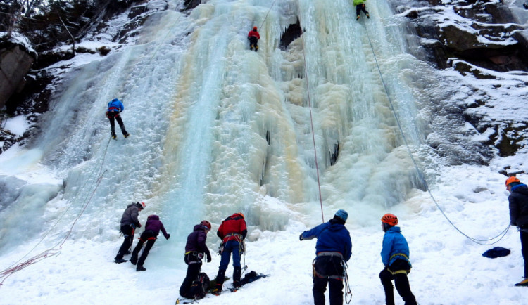 Ledopád v Labském dole i letos láká stovky lezců. Podmínky jsou teď ideální