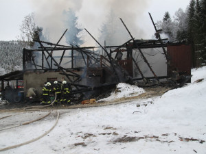V Neratově v Orlických horách zničil požár stodolu. Škoda se vyšplhala dva miliony korun