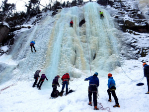 Ledopád v Labském dole i letos láká stovky lezců. Podmínky jsou teď ideální