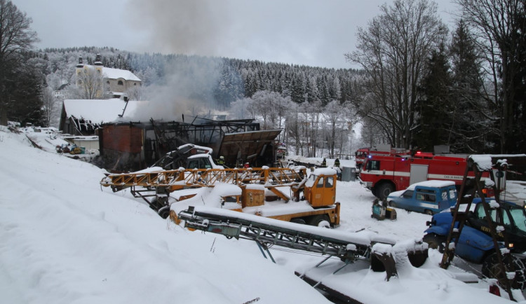 V Neratově v Orlických horách zničil požár stodolu. Škoda se vyšplhala dva miliony korun