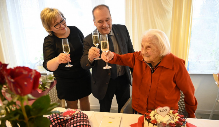 Primátor se nechal vyfotit v domově důchodců bez respirátoru. Sundali jsme ho jen na přípitek, tvrdí politik