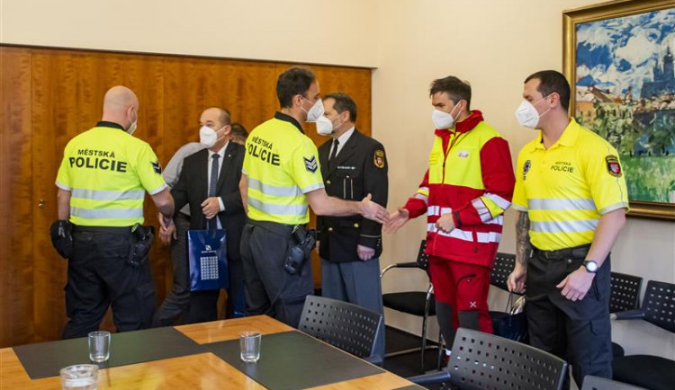 Hradečtí strážníci ročně zachrání desítky lidských životů. Jejich práci ocenil i primátor