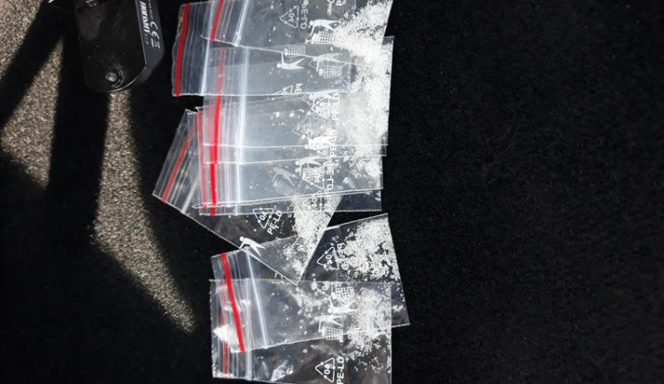 Hlídka našla u muže v autě drogy. Můžete to odzkoušet, řekl řidič policistce