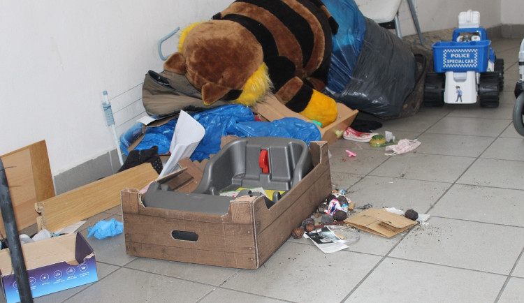 Drogy, hluk a nepořádek. V brněnském domě dělají zle obyvatelé sociálních bytů