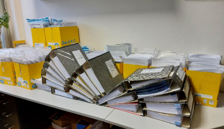 Hradecká policie obvinila čtyři lidi a sedm firem z krácení daní za 44 milionů korun