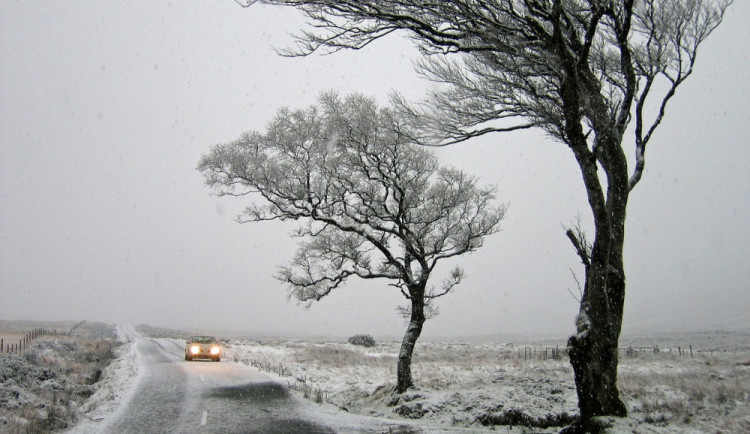 Meteorologové vydávají varování před sněhem a silným větrem. Platí v celém hradeckém kraji
