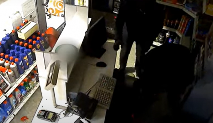 Zloději v Brně si s páčidly přišli pro čtvrt milionu korun. Odnesli celý trezor