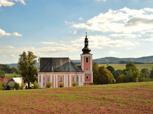 Broumovské kostely se staly národní kulturní památkou. Na návrh kraje to posvětila vláda