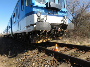 V Hradci Králové na železničním přejezdu srazil vlak člověka. Na místě zemřel