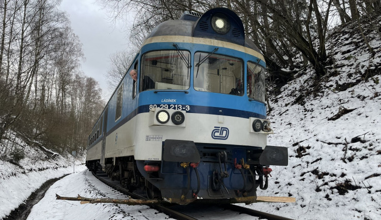 Na Náchodsku vlak narazil do stromu. Cestující vystoupili a došli na zastávku