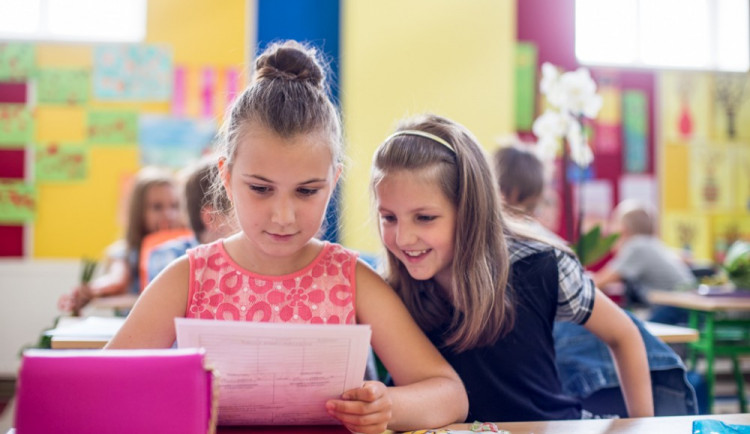 Kvůli epidemii si spousta žáků dnes nemohla přijít pro vysvědčení