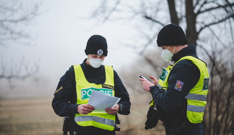 Řidič autobusu nadýchal téměř dvě promile. Hlídka ho namátkově zastavila ve Svobodě nad Úpou