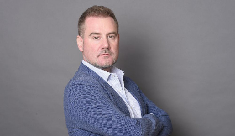 Vláda by měla motivovat k méně rizikovým alternativám kouření, říká prezident Komory elektronického vapování