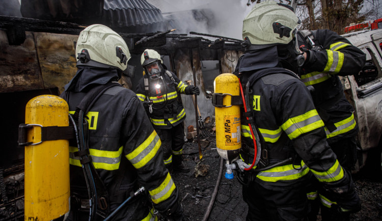 V obci Jasenná hořel rodinný dům. Nikomu se nic nestalo, škoda jde ale do milionů