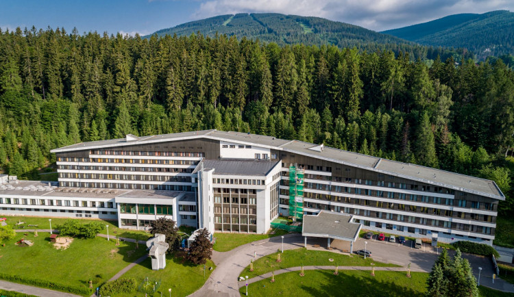 V dětské léčebně v Janských lázních slaví úspěch nová metoda, která pomáhá ochrnutým postavit se znovu na nohy