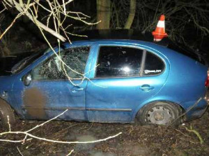 Devatenáctiletý mladík popil a sedl za volant. V zatáčce narazil do stromu a zranil spolujezdce