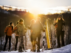 Na 40 procent Čechů přiznává, že při lyžování popíjí alkohol, zjistil průzkum
