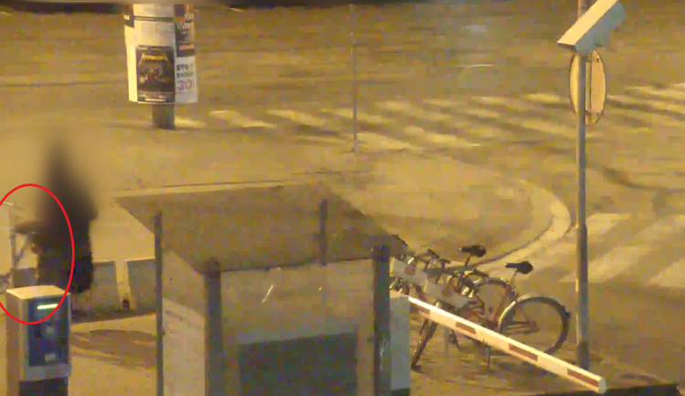 Muž v Brně si vyhlédl zamčenou koloběžku. Rozšrouboval ji imbusákem