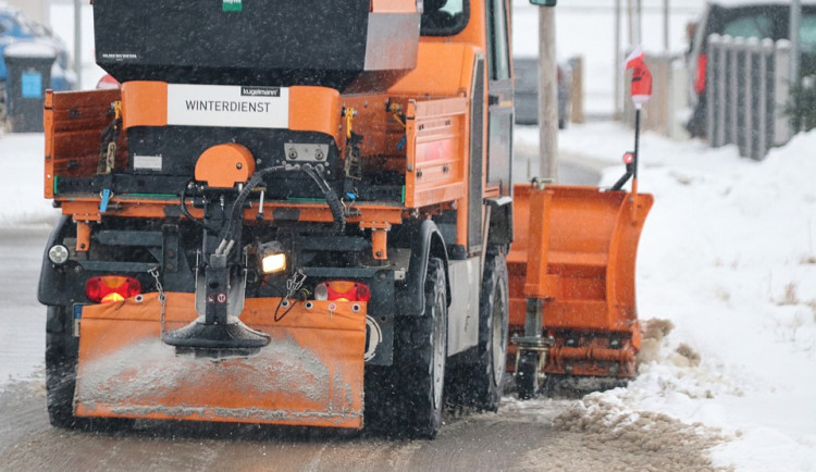 Letošní údržba silnic je zatím dražší než v minulé sezoně. Silničáři najezdili přes 350 tisíc kilometrů