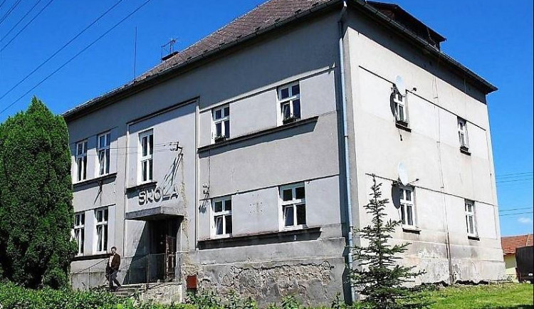 Bývalá škola v Popovicích dostane novou střechu. Konat se pod ní budou kulturní akce