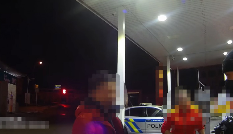 Kdo vás přivezl? Bůh, odpověděl opilý muž. Nasedl do auta a před očima policistů odjel