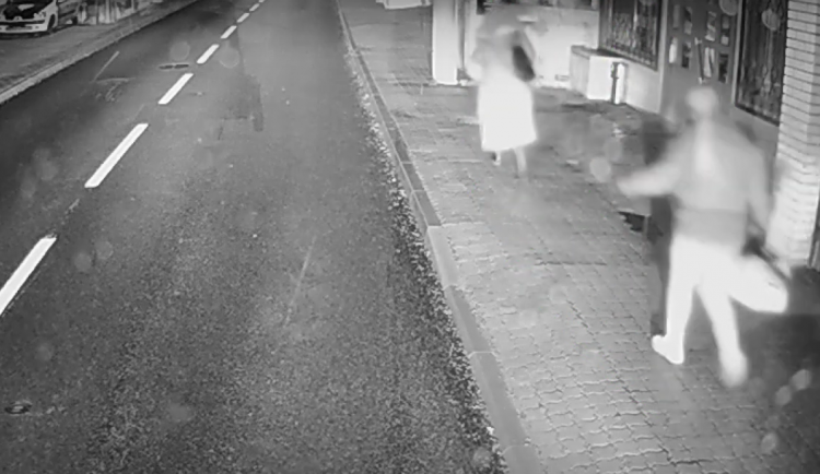 V Brně loupil muž s nožem a křivýma nohama. Křičící oběť nikdo neslyšel