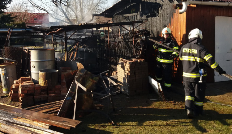 Žhavý popel hodili do plastové popelnice. V Lípě nad Orlicí kvůli tomu shořela kůlna