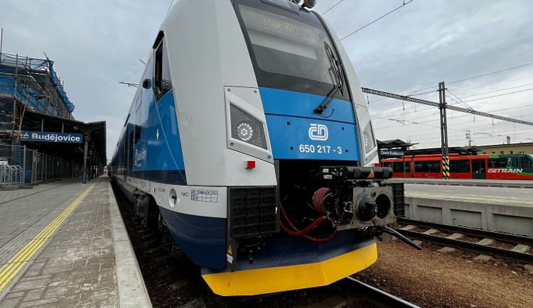 Na jihočeských tratích jezdí noví Panteři. Nabízí Wi-Fi či více místa pro kočárky
