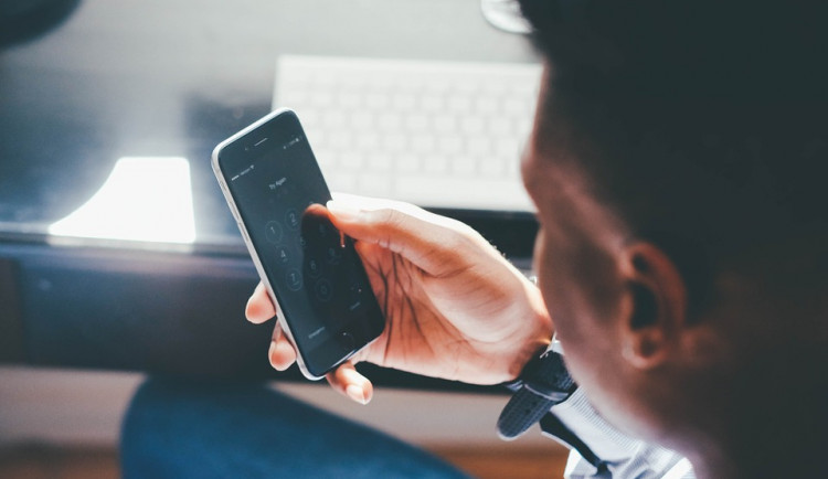 16449271606913-207-phone-869669-960-720