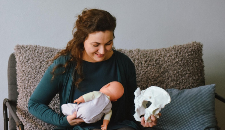 Nejlepší atmosféra při porodu je stejná jako při milování, říká dula z Brna