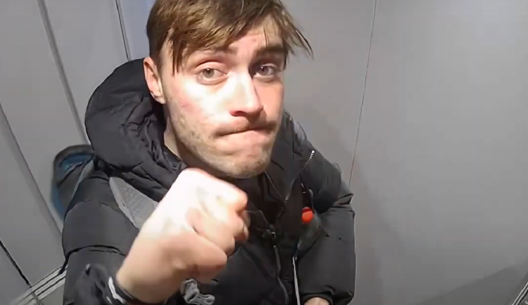 Bojoval s kamerou a mluvil se svým odrazem. Vandal z Brna nedomyslel krádež