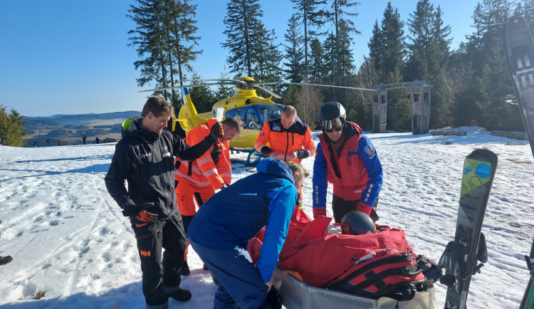 Na Šumavě se zranil chlapec z Dánska. Letěl pro něj vrtulník