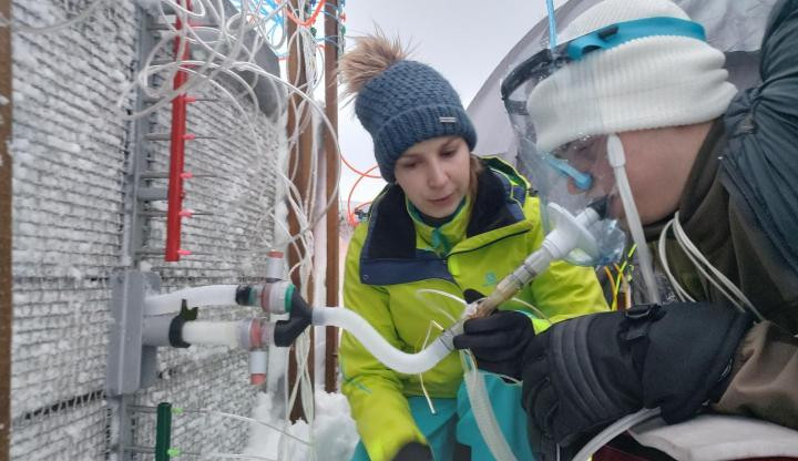 Experti v Krkonoších zkoumali pravděpodobnost přežití osob pod lavinou