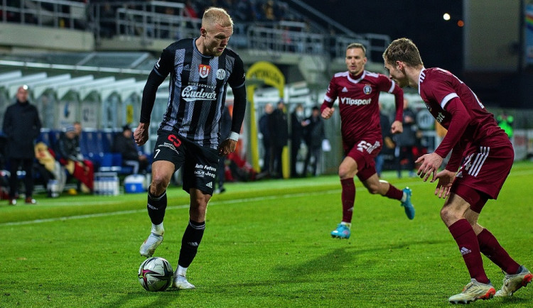 Majitel Dynama se omluvil Sivokovi. Klub potvrdil platnost smlouvy s van Burenem